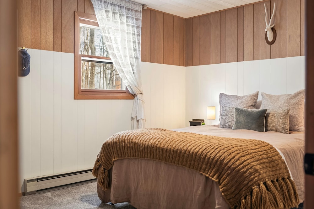 Burrow by Bidwell Cozy Arrowhead Lake Escape With Pools and Outdoor Adventures