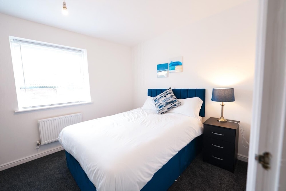 4 Bed House - Sleeps 8 - Garden - Parking - Wifi