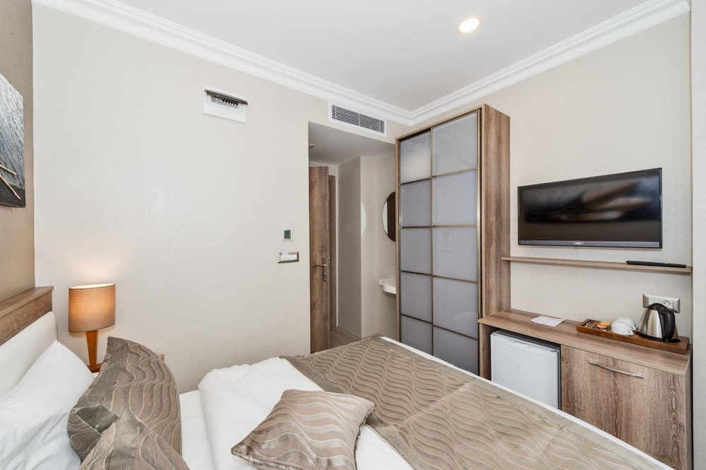 Alphonse Otel - Image 20