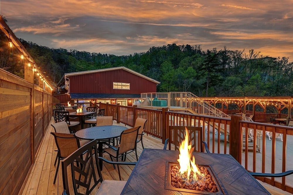 Eagle's Nest - 3 Bedrooms, 3.5 Baths, Sleeps 10 Home by RedAwning