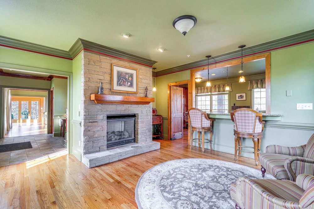 Private Hot Tub: 'bays View Lodge' in Kingsport!