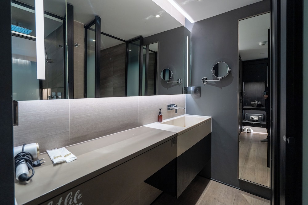 Bayphere residence by Prop Hopper