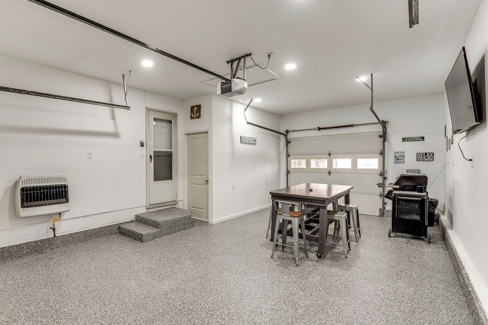 Walk to Lagoon Saloon! Chic Home on Nugent's Canal