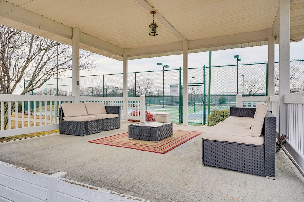 Smith Mountain Lake Condo w/ Pool Access