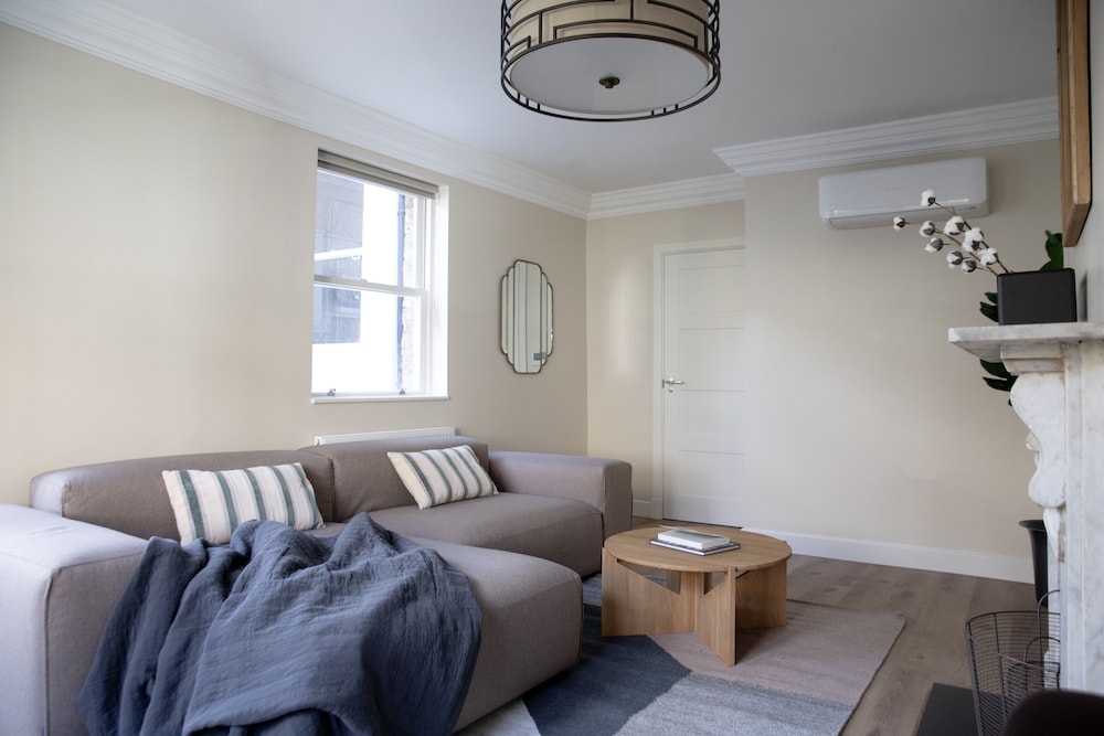 Gulaid House Knightsbridge by Bob W London