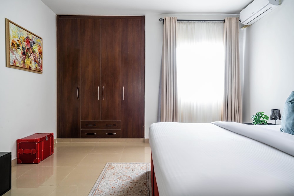 Urban Pumpkin 3-bedroom Apartment, Gerrard Road view 2