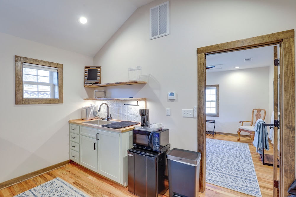 2 Blocks to AT: Mountain View Cabin Unit 2