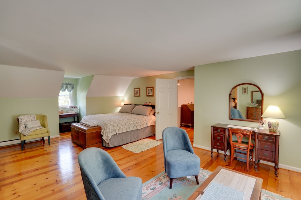 Pittsfield Home w/ Deck - 12 Mi to Jiminy Peak!