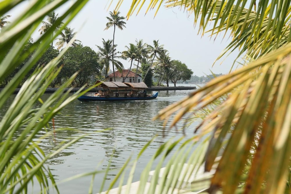 Regant Lake Palace