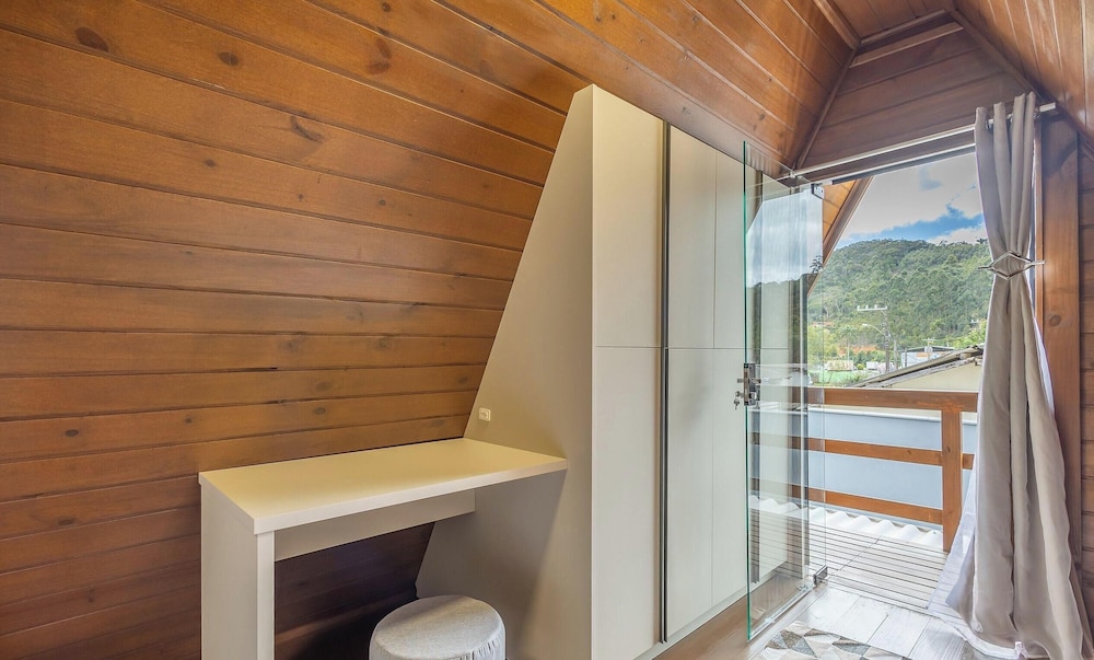 Comfortable and Sophisticated Accommodations Just Minutes From the Beach - VIL
