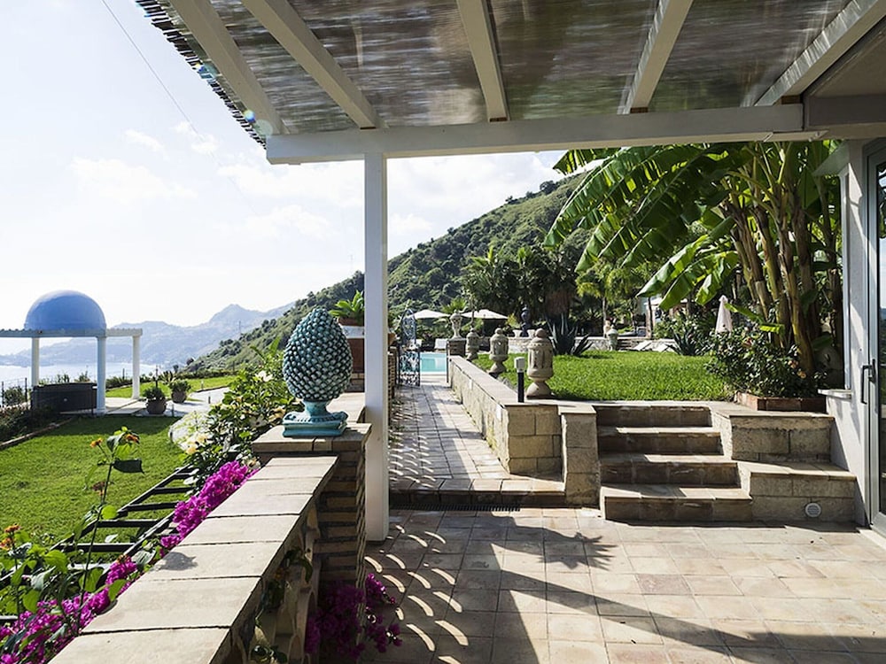 Exclusive Villa With Panoramic Swimming Pool and Hot Tub, Near the Sea photo 3