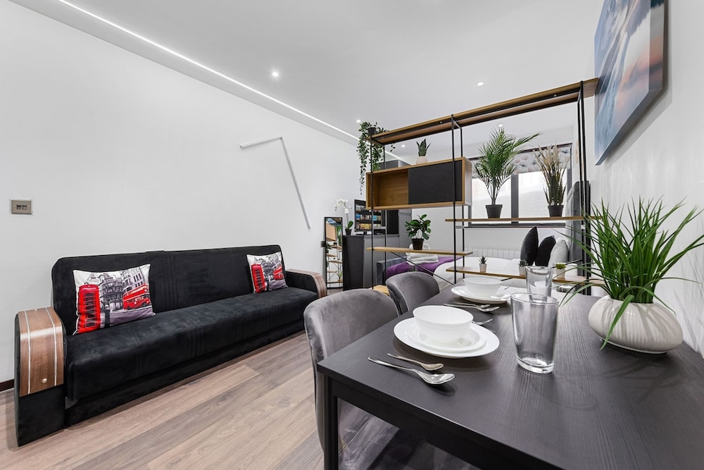 Bright Studio Retreat in Golders Green