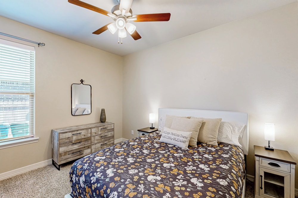 3BR Cozy Home w/ Enclosed Backyard & W/D