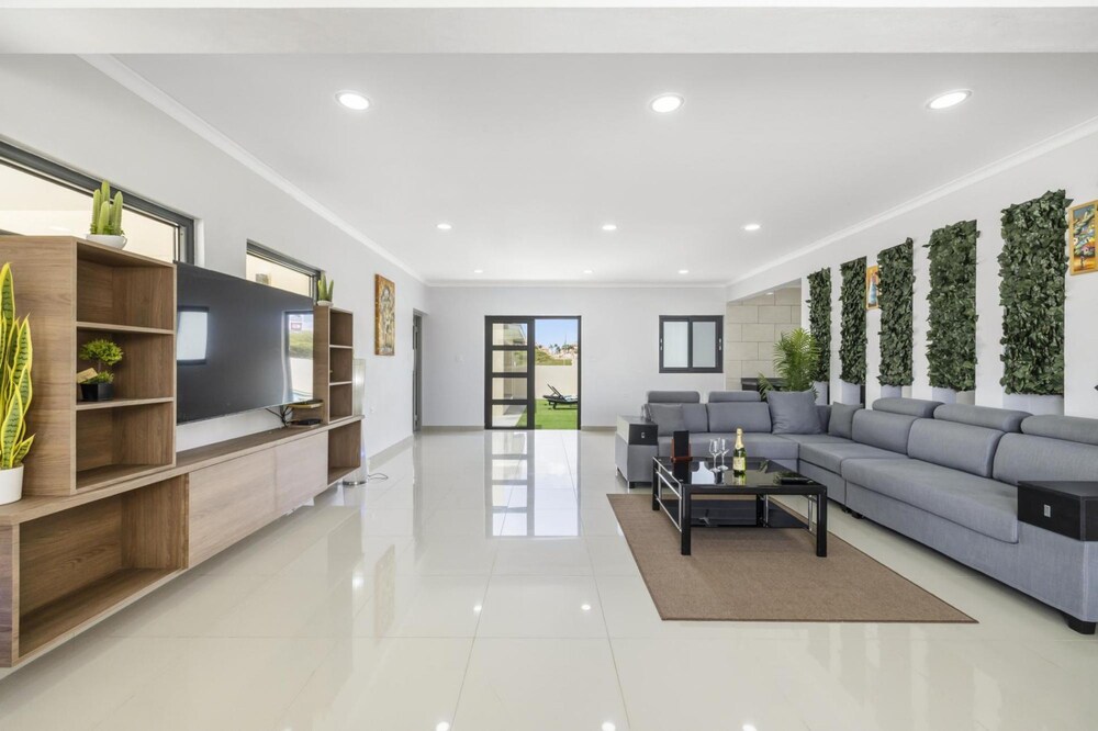 NEW 4br4ba Villa Across of Palmbeach w Pvt Pool