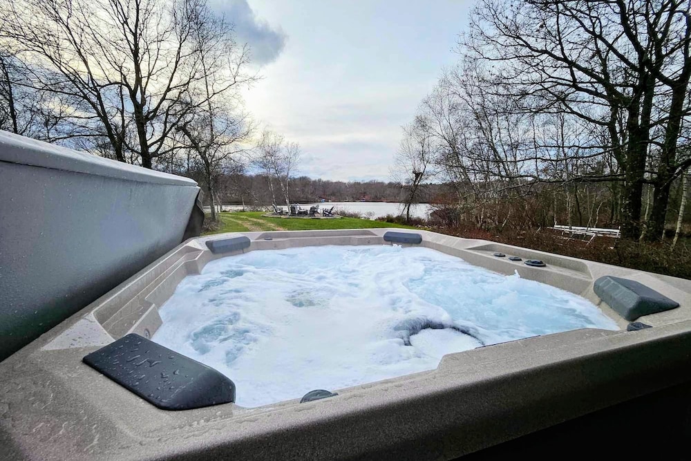 Waterside Haven by Avantstay Lakefront Hot Tub Game Room Fire Pit