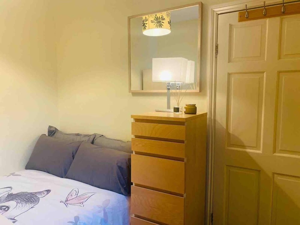 Immaculate 6-bed House in Coventry view 5