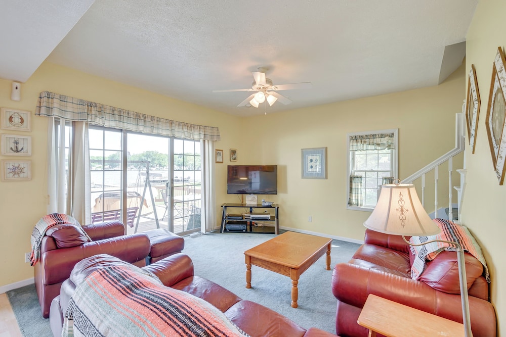 Lakefront Warsaw Home w/ Private Dock + Golf Cart