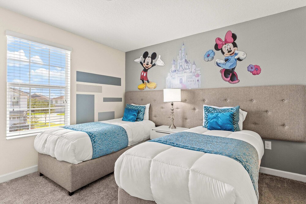 Resort Vibes At Championsgate - Home for 14 With Private Lanai