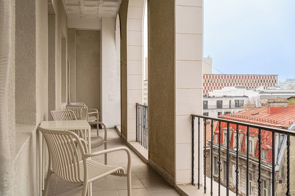 Loggia & Luxe 4BR Penthouse in Universitatii Area