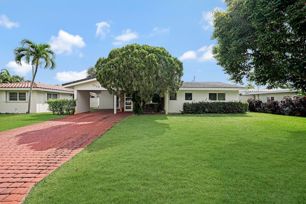 Retro Getaway in Oakland Park