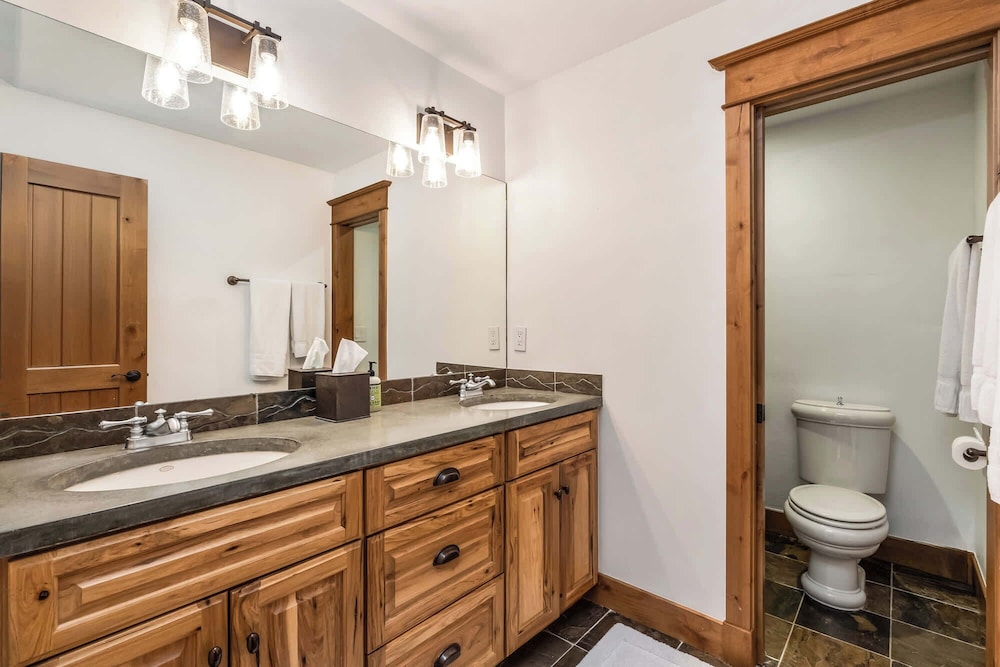 Evergreen Escape Home for 12