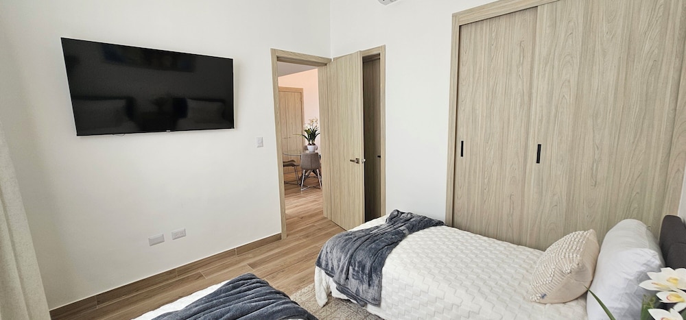 The Beach Spacious 2 Bedroom 2 Bath Apartment on top Floor With Stunning Views