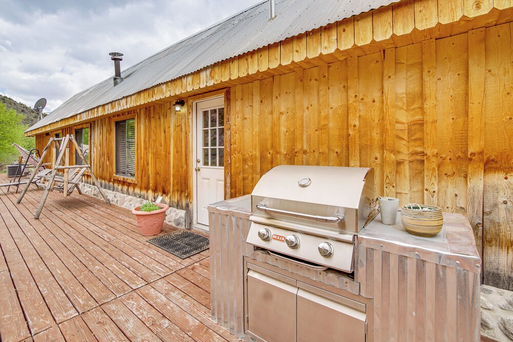 Creekside Cabin w/ Deck & Views in Panguitch!