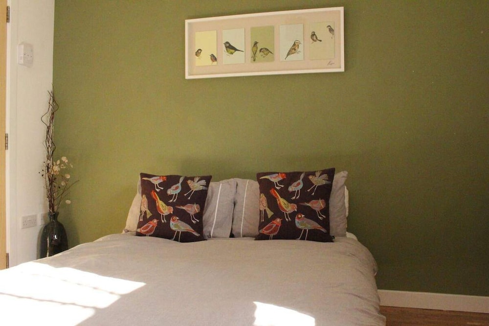 2-bed Seaside Apartment - Sleeps 5 & Free Parking