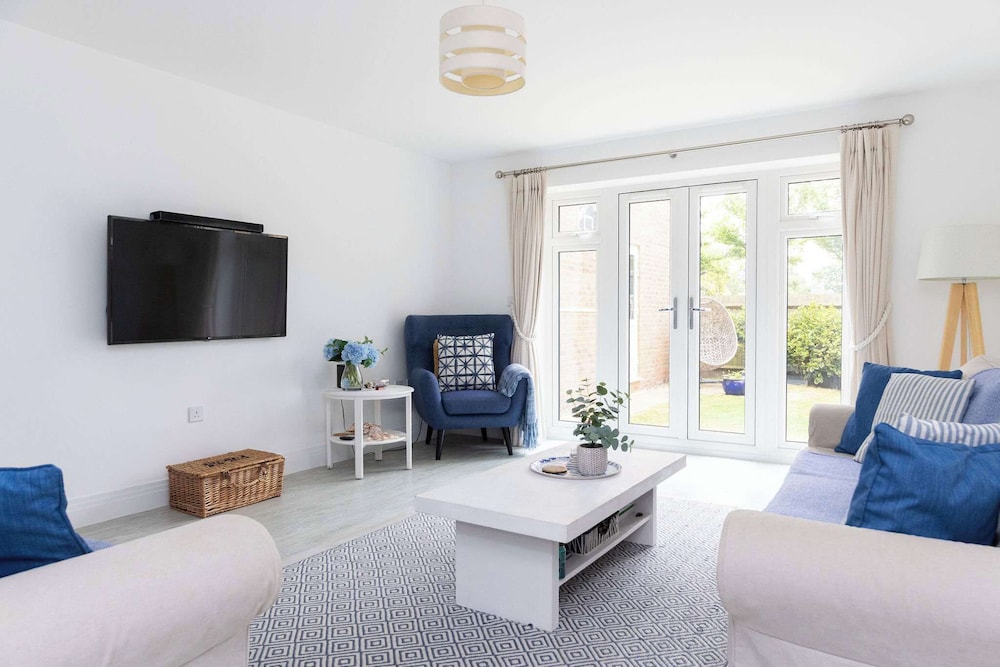 Modern Family Retreat Nr Beaches and Marina