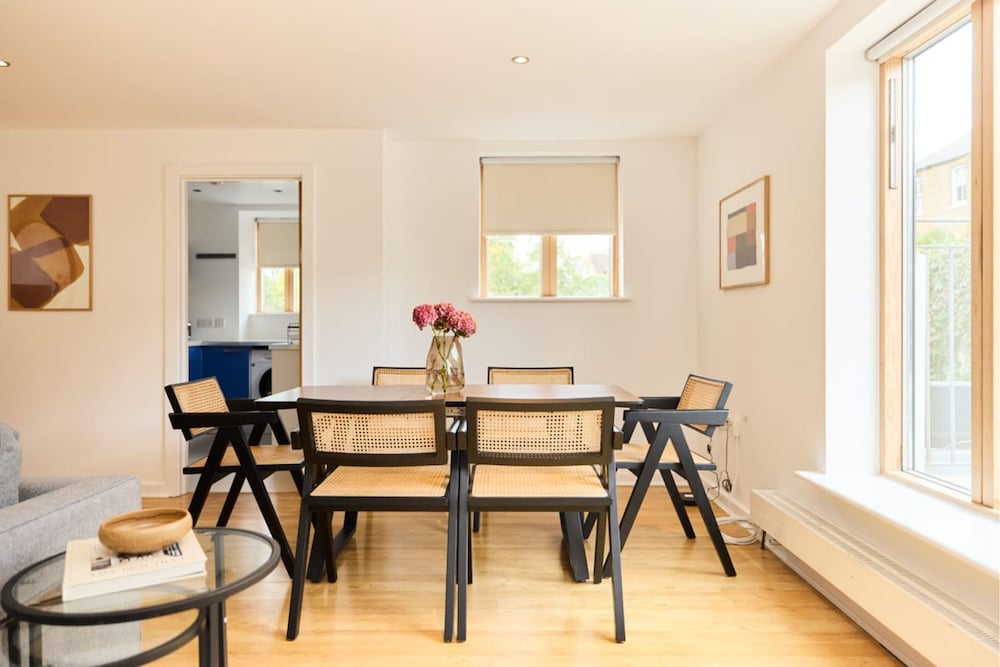 The Gwendolen Place - Contemporary 2bdr Flat w Terrace Balcony