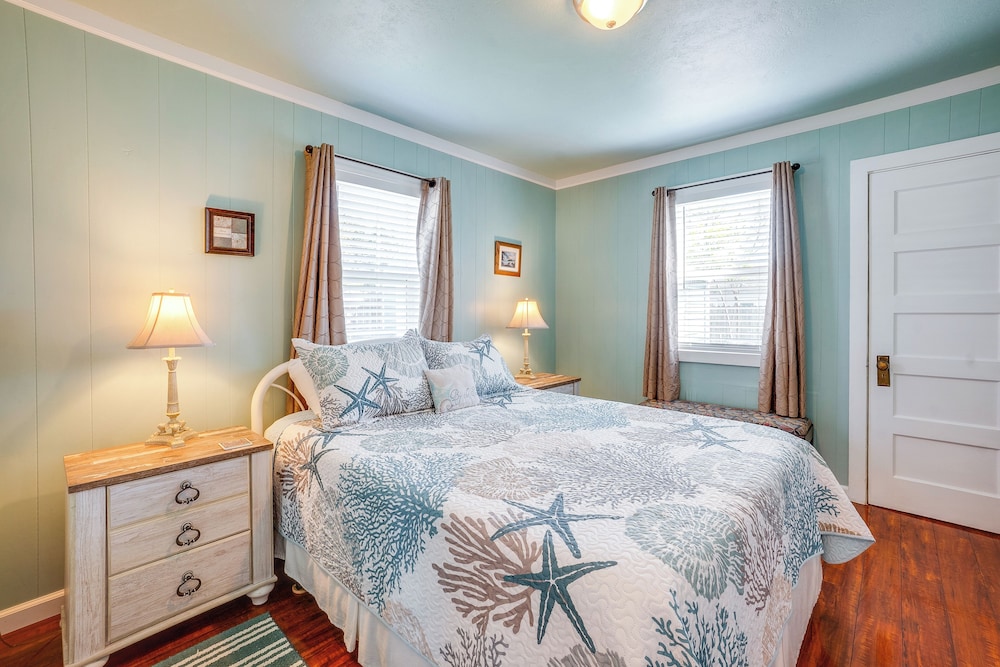 Walk to Gold Beach: Charming Cottage w/ Yard!