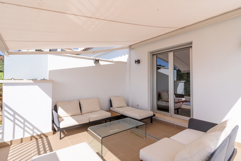 Modern Apartment With Balcony