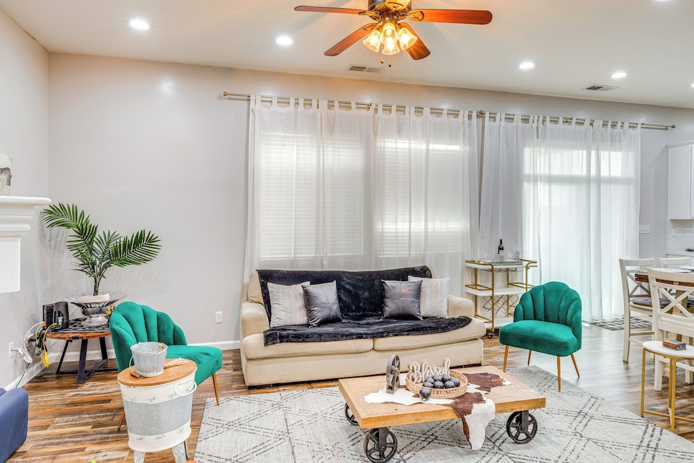 8 Mi to Beach Park: Bakersfield Gem w/ Yard!