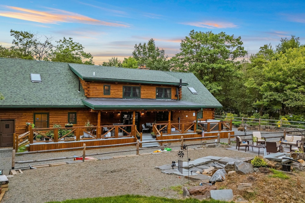 The Bigwood Cabin by Avantstay Hot Tub Firepit Pool Table Private Yard