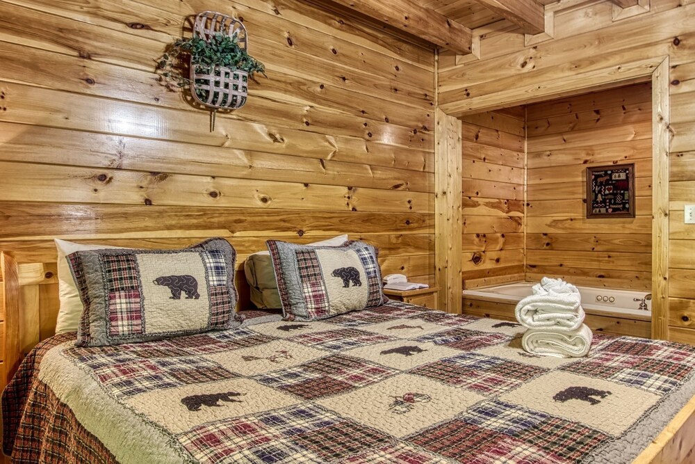 ER227 - Bearry Nice Great Location - Close To Town! 1 Bedroom Cabin by RedAwning view 5