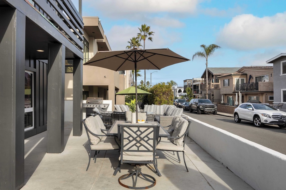 Sandy by Avantstay Oceanview, Steps to Beach Patio w/ Fire Pit + Dining Area