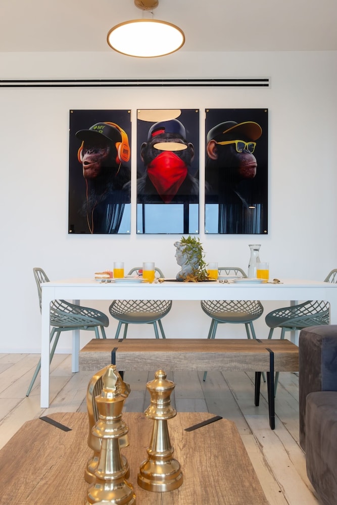 3 BR SeaFront APT Prestigious Tower