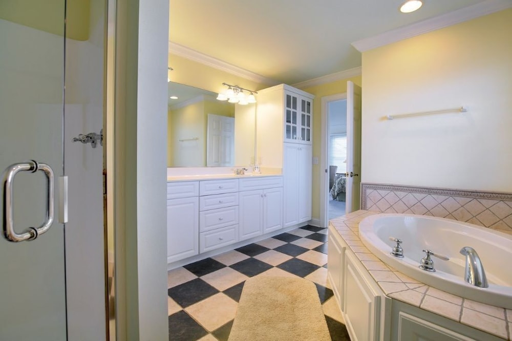 Sweet Dreams Private 4 Bedroom Home by RedAwning