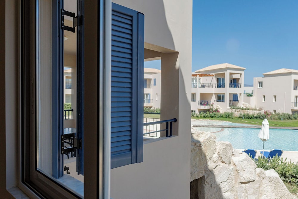 Phaedrus Living: Seaside Thalassa Cretan D101