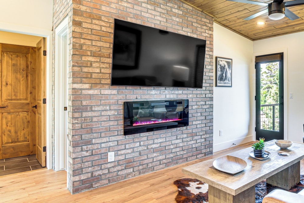 Modern Loft Above Entertainment Center in Show Low