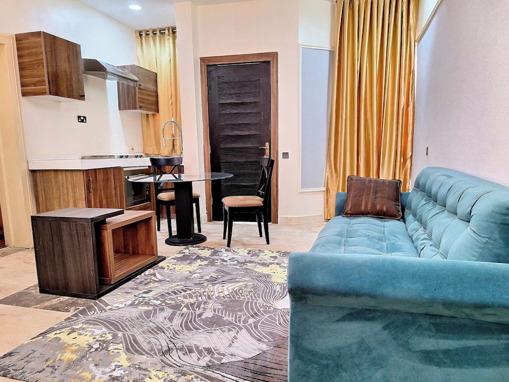 Luxxe Suites By Almond