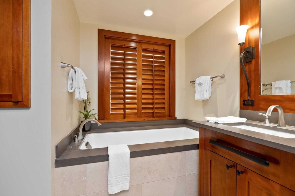 Beachfront Condo at Beach Villas at Ko Olina Hale Hoaloha by Avantstay