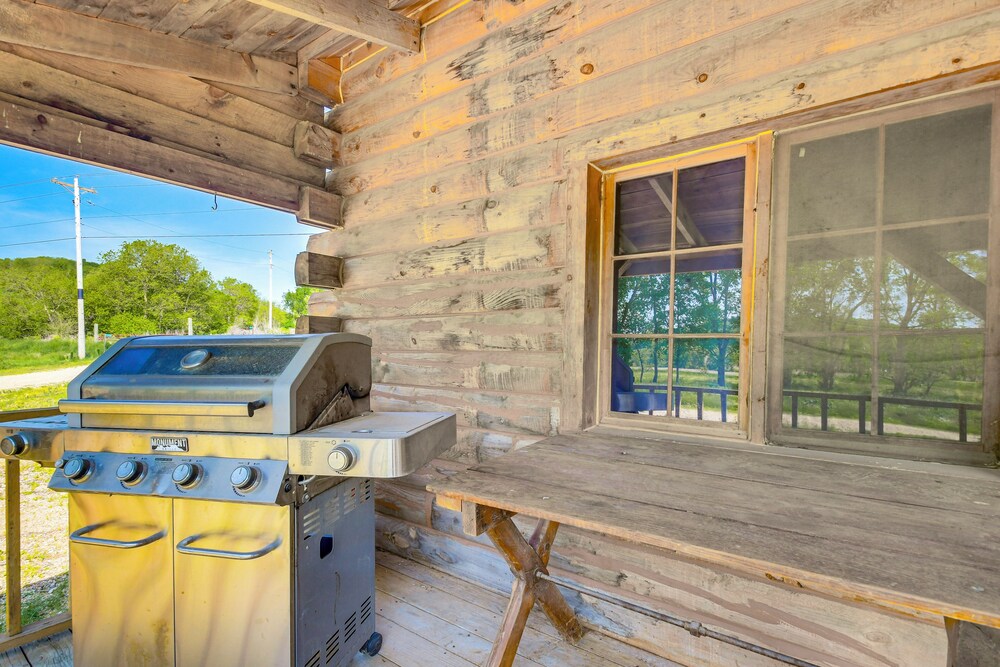 Bellevue Log Cabin w/ Gas Grill & Creek Access