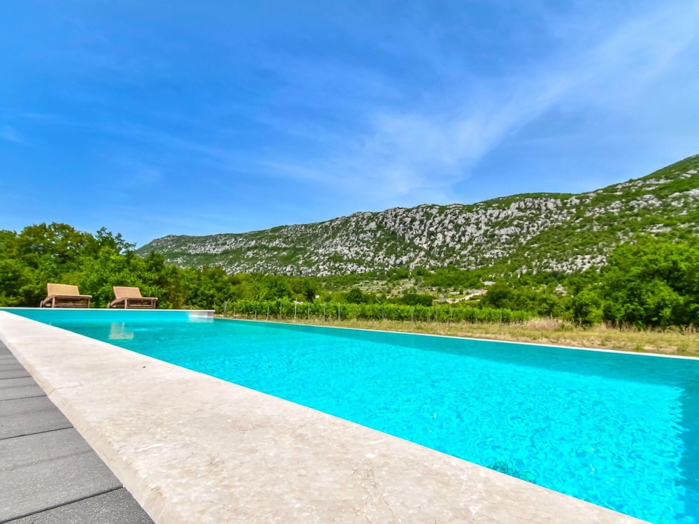Villa in Zupa With Infinity Pool & Biokovo Views