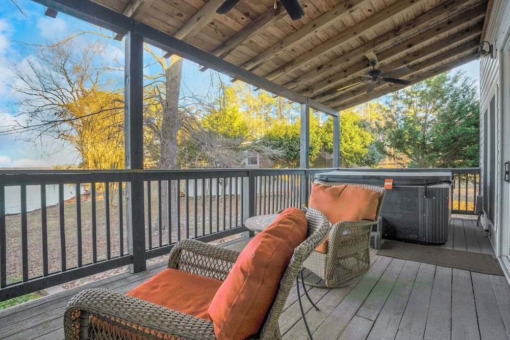 Luxury Lakefront 4br: Jacuzzi, Game Room & Wi-fi