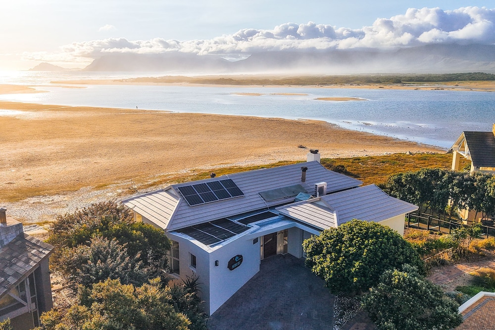 Mbizi Lagoon House