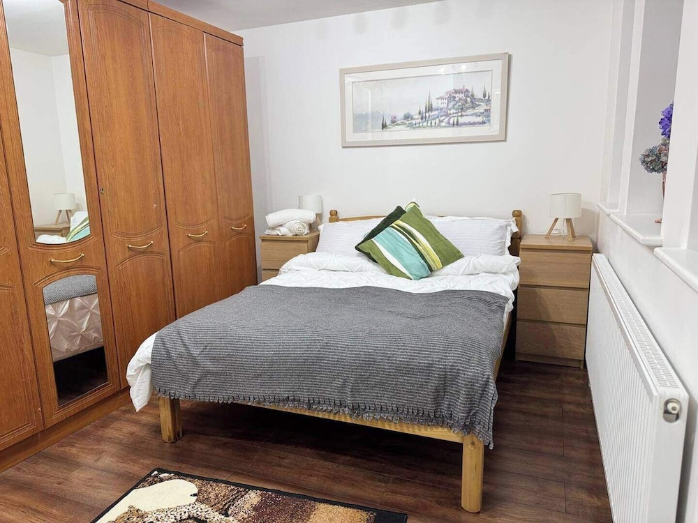Contemporary 2 bed House With Parking
