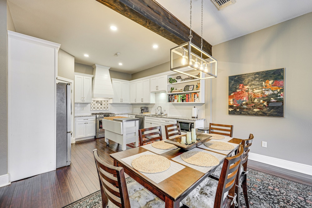 Artsy Bungalow w/ Yard in Dtwn San Antonio