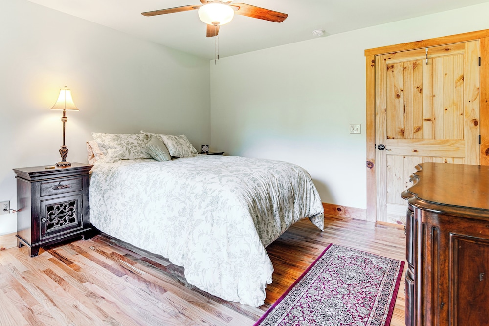 Secluded, Private! Forested Hendersonville Retreat