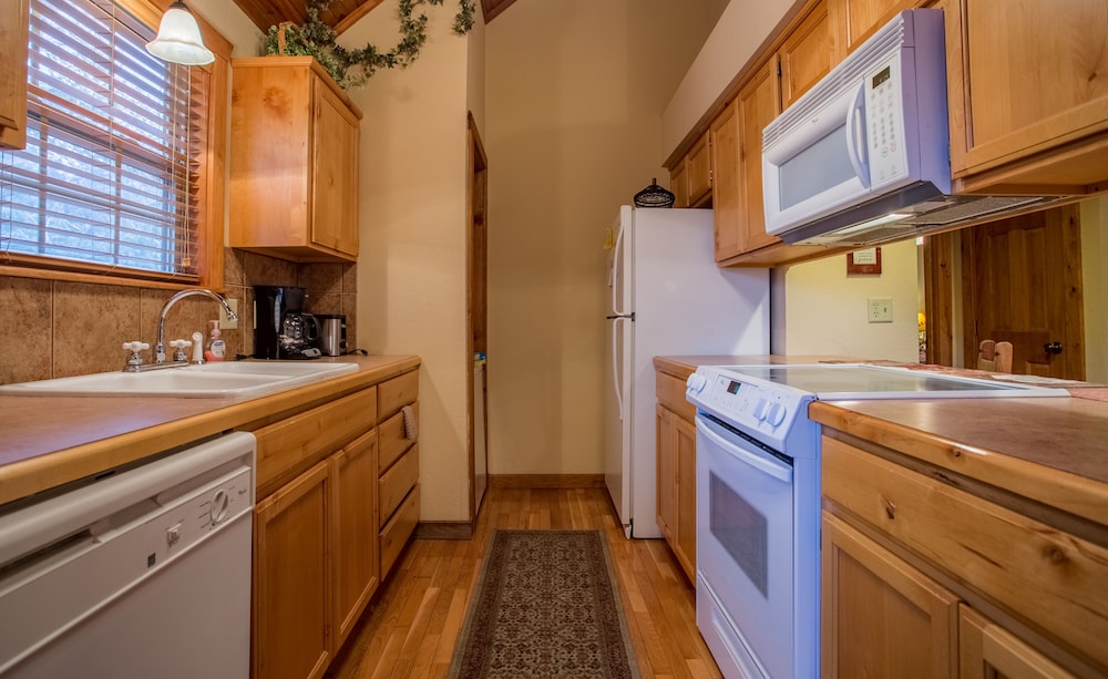 Mayberry Lodge 2 Bedroom Cabin by RedAwning